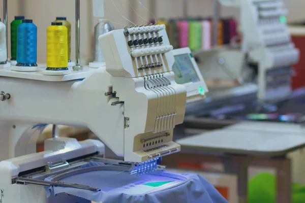 Профессиональная и промышленная вышивальная машина. Производство — стоковое фото