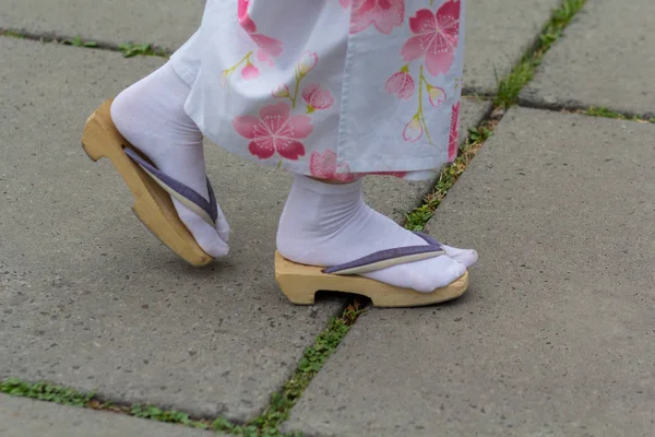 Meisje in kimono en Zori sandaal. Japanse cultuur — Stockfoto