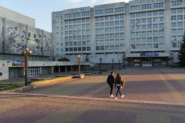 Киев, Украина - 05 октября 2018 года: Студенты во дворе Киевского политехнического института — стоковое фото