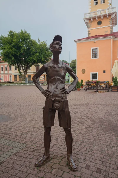Kamyanets-Podilsky, Ουκρανία-29 Ιουνίου, 2018: άγαλμα τουρίστρια με κάμερα στην κεντρική πλατεία κοντά στο Δημαρχείο — Φωτογραφία Αρχείου