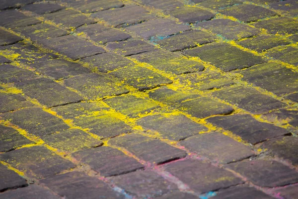 Flerfärgad jorden, betongplattor, pulverlackerad med torra färger på Holi festivalen — Stockfoto