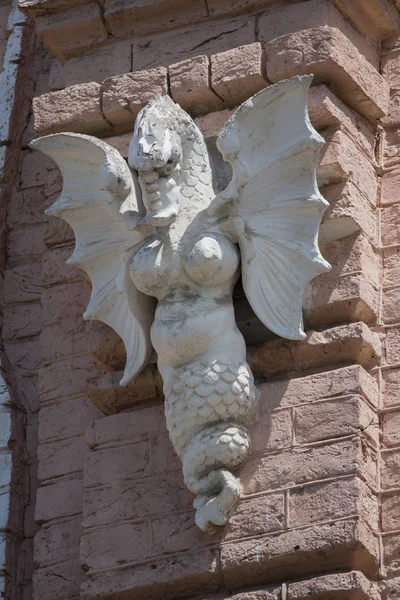 Dragon de pierre sur le mur de la cathédrale. Kiev, Ukraine — Photo