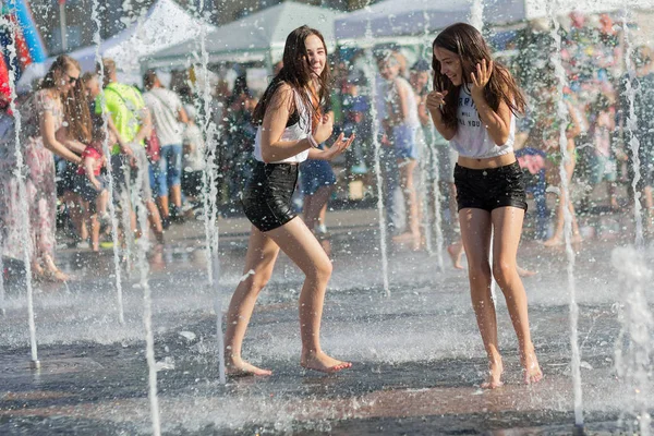 Kijev, Ukrajna-június 10, 2018: lányok fürdeni a szökőkút forró nyári napon — Stock Fotó