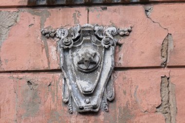 Binanın duvarında eski antika bas-kabartma. Mimari