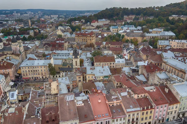 Vista panorámica sobre la arquitectura medieval de la ciudad. Lviv, Ucrania — Foto de Stock