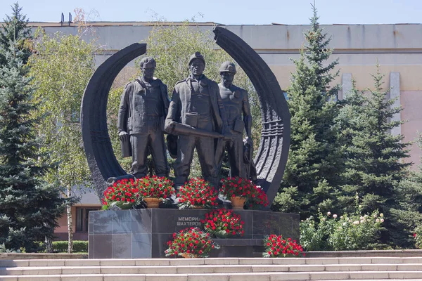 Makeevka, Ukraina-augusti 23, 2018: blommor som på monumentet till de fallna gruv arbetarna — Stockfoto