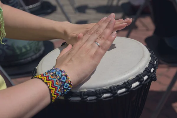 Руки жінки, що грає на барабані крупним планом. Музика — стокове фото