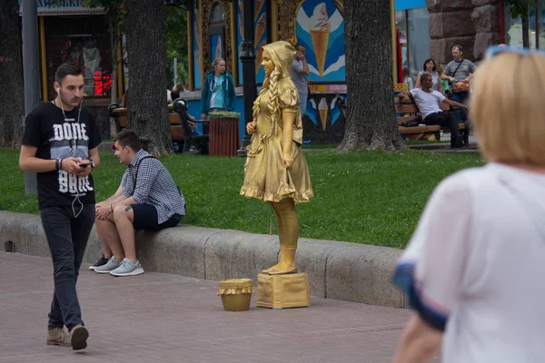 Kiev, Ukraine - July 09, 2017: Living statues are the entertainment for the tourists  on Khreshchatyk street — Stock Photo, Image