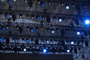 Sahne Alanı'nda bir konser sırasında aydınlatma donanımları 