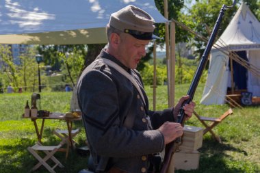 Kiev, Ukrayna - 27 Mayıs 2018: Erkeklerde tarihi yeniden festivalinde ABD İç Savaşı zamanlarında askerlerin üniforma