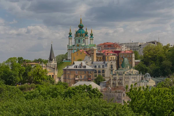 Hermosa vista de la antigua calle Andrew 's Descent y la Iglesia de San Andrés. Kiev, Ucrania — Foto de Stock