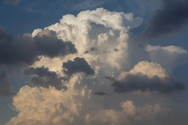 Schöner dramatischer Himmel mit Kumuluswolken. Natur — Stockfoto