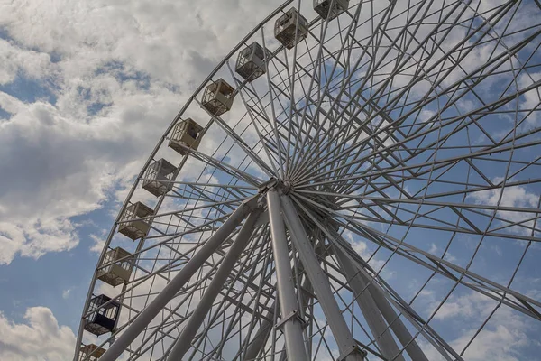 Grande roue sur fond de ciel bleu et de nuages — Photo