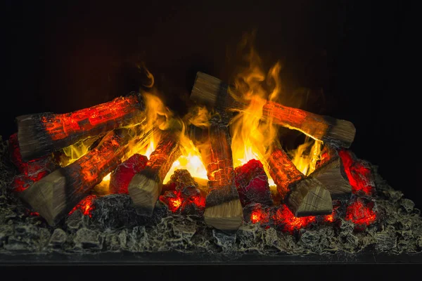 El fuego arde en una chimenea. Homeliness —  Fotos de Stock
