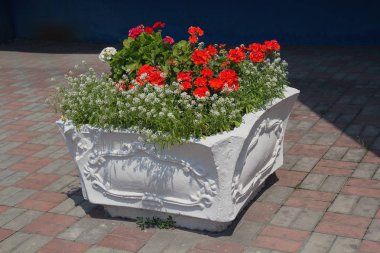 Bir şehir caddesinde retro tarzında çiçekli taş çiçekli