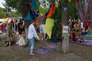 Kiev, Ukrayna - 06 Ağustos 2017: Vedalife festivalinde yoga eğitimi