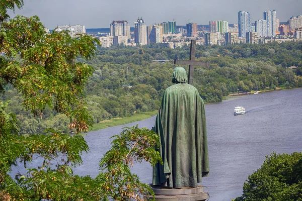 Vista del monumento a Vladímir el Bautista y el puente peatonal en Kiev. Ucrania — Foto de Stock