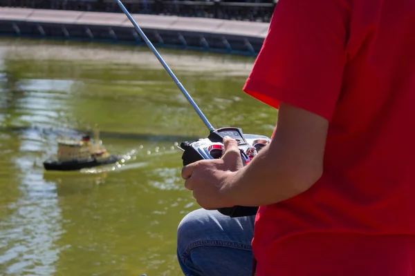 Mando a distancia para el modelo deportivo en manos de niño. Hobby. —  Fotos de Stock