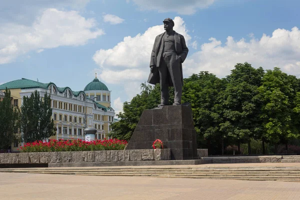 Donetsk, Ukrayna - 12 Haziran 2019: Sovyet lideri Vladimir Lenin'in adını taşıyan merkez meydandaki anıtı