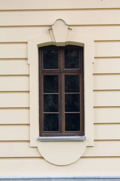 Narrow retro window in classic style. Architecture — Stock Photo, Image