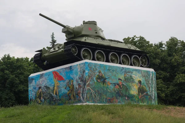 Gorlovka, Ucrania - 25 de mayo de 2019: Tanque soviético de la Segunda Guerra Mundial sobre un pedestal en el parque — Foto de Stock