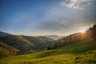 Gün batımı ve dağlar yatay olarak. Karpat, Ukrayna.