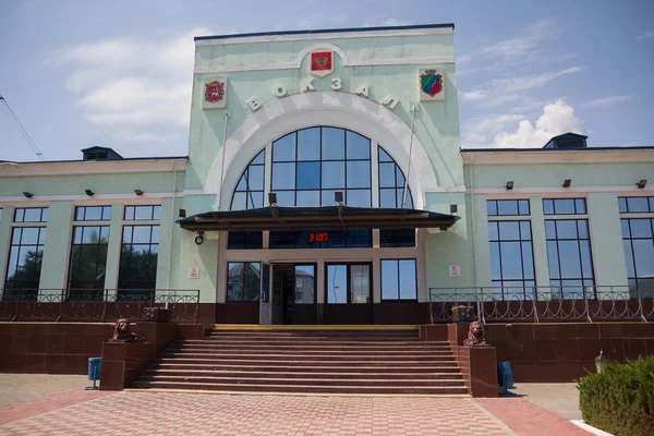 Dzhankoy, Crimeia - 31 de julho de 2018: O edifício da estação ferroviária em estilo retro — Fotografia de Stock