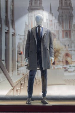 Bir vitrin takım elbiseli erkek manken