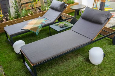 Evin verandası üzerinde şezlong. Rahatlama