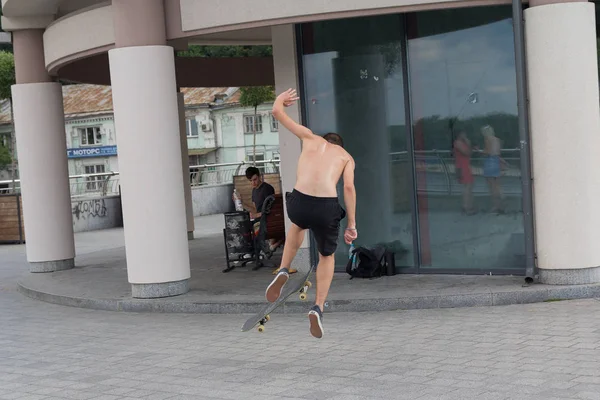 Kiev, Ucrania - 13 de julio de 2018: Adolescentes practicando skate en una calle de la ciudad — Foto de Stock