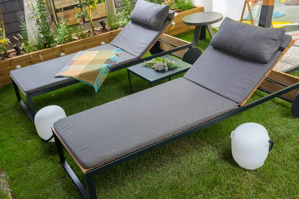 Evin verandası üzerinde şezlong. Rahatlama