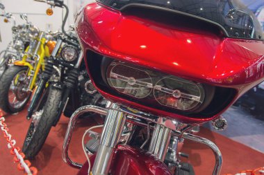 Showroom salonunda lüks motosikletler. Taşıma