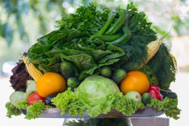 Pazar tezgahında taze sebze çeşitleri. Gıda