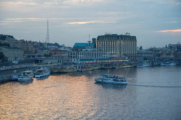 Kiev, Ukraina-06 augusti 2018: utsikt över den högra sidan av Dnepr, byggnader och flod hamn, fritidsbåt flyter på vattnet — Stockfoto