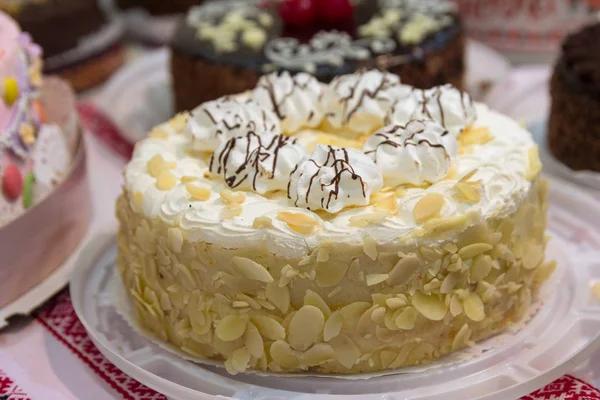 Magnifique gâteau délicieux avec crème de biscuit et noix. Dessert — Photo