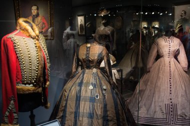 Kiev, Ukrayna - 18 Mayıs 2019: Victoria Müzesi Kostüm ve Stil Müzesi'nde lüks retro kadın elbiseleri ve memur ceketi