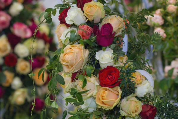 Свадебный пейзаж из красивых разноцветных роз. Цветы — стоковое фото