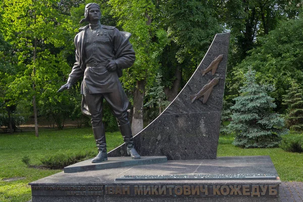 Kijów, Ukraina-18 maja 2019: pomnik słynnego lotnika ASSU Ivan Kozhedub został zainstalowany w Kijowie na alei chwały w parku wiecznej chwały — Zdjęcie stockowe