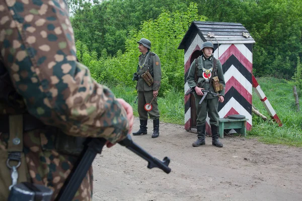 Kijów, Ukraina-09 maja, 2019: Mężczyźni w ubraniach żołnierzy niemieckiej żowarmerii na historycznej rekonstrukcji w rocznicę zwycięstwa w II wojnie światowej — Zdjęcie stockowe