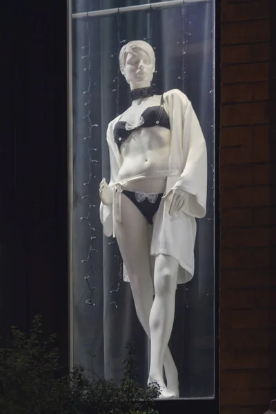夜のショーケースで下着姿の女性のマネキン。服 — ストック写真