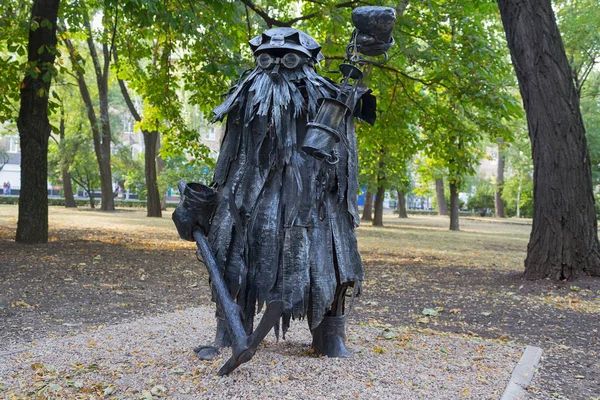 Donetsk, Ukraine - August 02, 2018: Iron sculpture of a mine ghost in the park of forged figures — Stock Photo, Image