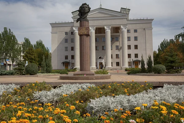 Donetsk, Ukrajna-szeptember 02, 2018:: kilátás a zene és Dráma Színház és a mlnument költő Alexander Puskin — Stock Fotó