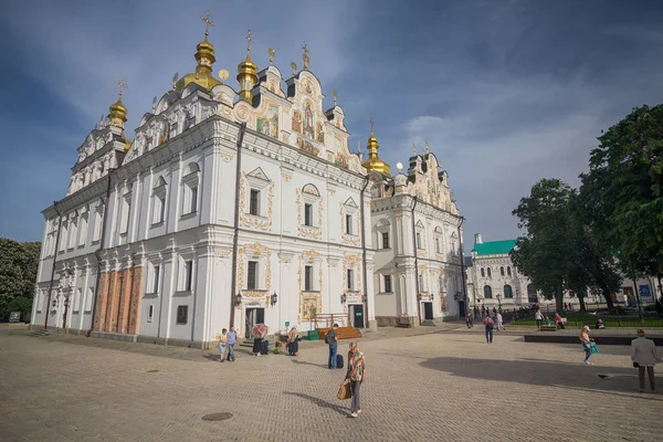 Kiev. Ucrania - 18 de mayo de 2019: Kiev Pechersk Lavra. Catedral de la Dormición — Foto de Stock