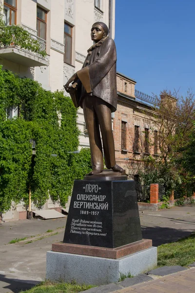 Kiev, Ucrânia - 19 de maio de 2019: Monumento ao artista, ator de filme, compositor, poeta e cantor Alexander Vertinsky foi revelado e aberto em descida Andreevsky em Kiev — Fotografia de Stock