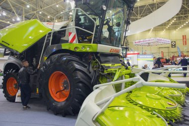 Kiev, Ukrayna - 31 Ekim 2018: Ziyaretçiler, özel bir sergide tarım ekipmanı örneklerini dikkate almak için