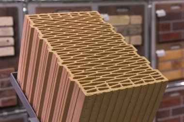 Tezgahın üzerinde kırmızı tuğla yakın çekim. Sanayi