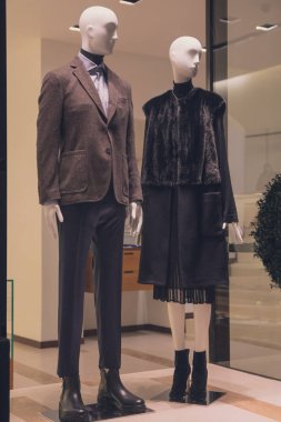 Vitrinde erkek ve kadın mankenler var. Satış