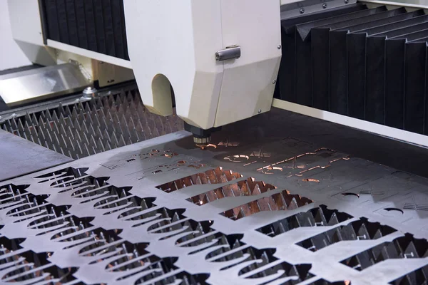 Corte a laser CNC de metal. Tecnologia industrial moderna — Fotografia de Stock