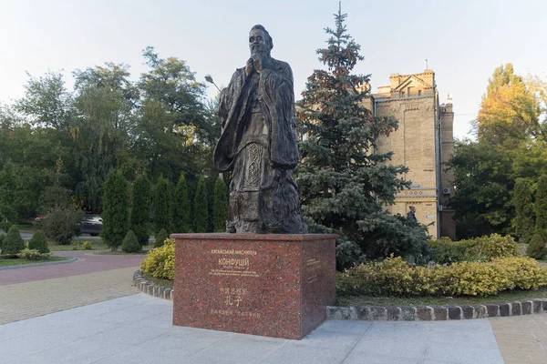 Kiev, Ucrania - 05 de octubre de 2018: Monumento al filósofo chino Confucio en el territorio de la Universidad Politécnica Nacional — Foto de Stock