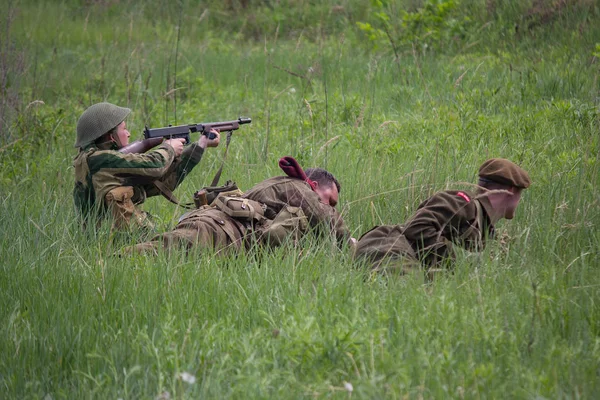 Kiev, Ucrânia - 09 de maio de 2018: Homens sob a forma de soldados americanos e britânicos instigam uma batalha durante a reconstrução histórica em homenagem ao aniversário da vitória na Segunda Guerra Mundial — Fotografia de Stock